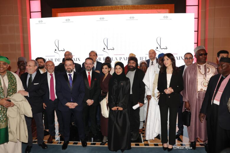 شارك وفد من مركز باحثي الإمارات للبحوث والدراسات، التابع لمؤسسة الإمارات للعلوم والبحوث، في "إفطار السلام" الذي نظمه مؤتمر أئمة فرنسا. وحضر هذا الحدث قيادات دينية بارزة ومفكرون وشخصيات بارزة من المجتمع المدني. وقد أكد هذا التجمع على أهمية السلام والتآخي والتعايش بين مختلف الأديان والثقافات خاصة في ظل التحديات العالمية المتزايدة.