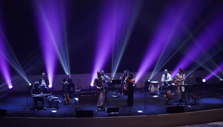 أبو ظبي، الإمارات العربية المتحدة - فبراير 2025 - سلّط المؤتمر الدولي لحوار الحضارات والتسامح الضوء على قوة الموسيقى في تعزيز التفاهم بين الثقافات من خلال عرض آسر قدمه الفنان الإسرائيلي الشهير دودو تاسا بقيادة الموسيقار الإسرائيلي الشهير جارك قريبك.