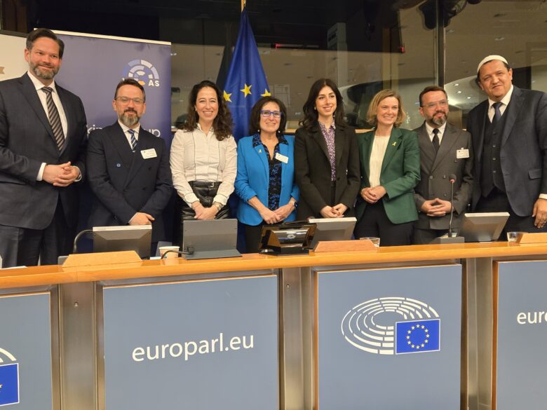 شارك وفد مركز باحثي الإمارات للبحوث والدراسات، التابع لمؤسسة الإمارات للعلوم والبحوث،  في اجتماع خاص بمقر البرلمان الأوروبي تحت عنوان "الديمقراطيات الأوروبية عند مفترق الطرق". ويؤكد هذا الحضور على الدور المتنامي للمركز في تعزيز البحث العلمي والمساهمة في النقاشات العالمية حول مستقبل الديمقراطية.