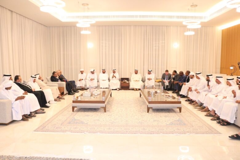 الشارقة، الإمارات العربية المتحدة – استضاف معالي الدكتور عبد الله بلحيف النعيمي، رئيس المجلس الاستشاري لإمارة الشارقة ورئيس مجلس أمناء مركز باحثي الإمارات، مجلسه الرمضاني بحضور نخبة من الخبراء والمتخصصين، لمناقشة أبرز القضايا الملحّة في مجالي الأمن الغذائي والهندسة الاحترافية. وشكّل اللقاء منصة للحوار وتبادل الأفكار حول التحديات العالمية التي تواجه الأمن الغذائي، إلى جانب استعراض أهمية تطوير التصنيفات المهنية للمهندسين في دولة الإمارات ودول مجلس التعاون الخليجي.&nbsp;