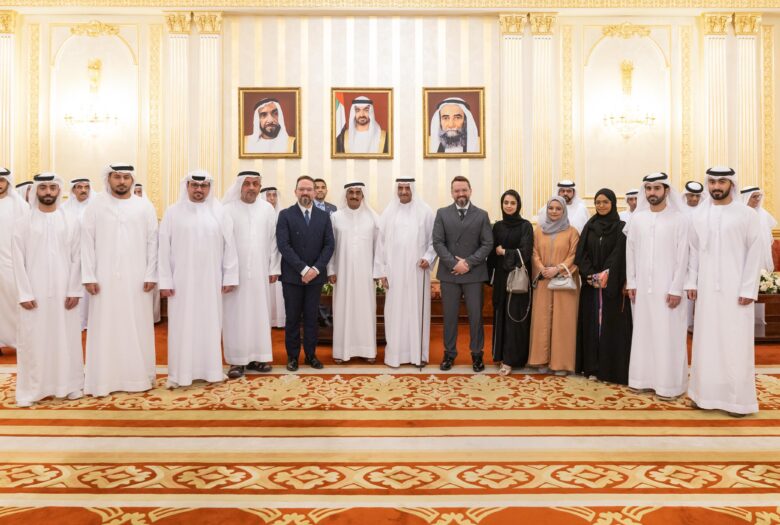 الفجيرة، الإمارات العربية المتحدة – استقبل صاحب السمو الشيخ حمد بن محمد الشرقي، عضو المجلس الأعلى حاكم الفجيرة، وفدًا من مركز باحثي الإمارات للبحوث والدراسات، برئاسة معالي الدكتور عبدالله بلحيف النعيمي، رئيس المجلس الاستشاري لإمارة الشارقة، ورئيس مجلس أمناء مركز باحثي الإمارات، وذلك لتقديم التهنئة بمناسبة حلول شهر رمضان المبارك.