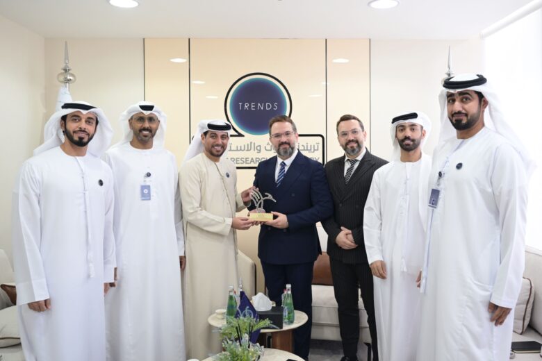 قام مركز باحثي الإمارات للبحوث والدراسات، التابع لمؤسسة الإمارات للعلوم والبحوث، بزيارة رسمية إلى مركز تريندز للبحوث والاستشارات، ضم الوفد كلًّا من الدكتور فراس حبّال، رئيس المركز ونائب رئيس مجلس الأمناء، والدكتور فواز حبّال، الأمين العام وعضو مجلس الأمناء، حيث كان في استقبالهم الدكتور محمد العلي، الرئيس التنفيذي لتريندز، وعدد من الباحثين في المركز.