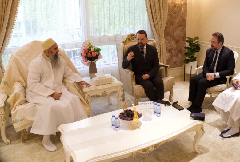 الإمارات العربية المتحدة - أبوظبي - التقى وفد من مركز باحثي الإمارات للبحوث والدراسات،التابع لمؤسسة الإمارات للعلوم والبحوث، الدكتور حسين برهان الدين، عميد الجامعة السيفية، ورئيس مؤسسة سيفي برهاني الخيرية، وذلك في إطار زيارة علمية تهدف إلى تعزيز التعاون في مجالات البحث العلمي والدراسات الدينية.