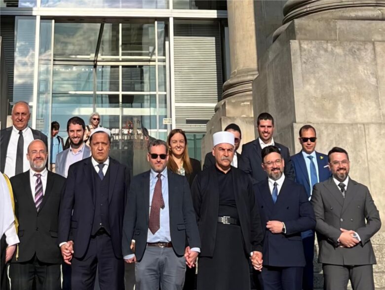 برلين، ألمانيا – شارك مركز باحثي الإمارات للبحوث والدراسات، التابع لمؤسسة الإمارات للعلوم والبحوث، في فعاليات منتدى برلين لحوار الأديان العالمي، الذي انعقد في العاصمة الألمانية برلين خلال الفترة من 11 إلى 14 مايو 2025. وقد نظم هذا المنتدى جمعية شراكة بالتعاون مع معهد اتفاقات إبراهيم للسلام والتكامل الإقليمي في ألمانيا.