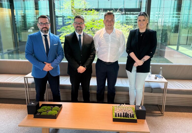 19 يونيو 2025 - في إطار رؤيته الاستراتيجية المنسجمة مع توجيهات القيادة لدولة الإمارات العربية المتحدة في تعزيز قيم التسامح والتفاهم بين الثقافات، بحث مركز باحثي الإمارات للبحوث والدراسات خلال لقاء رفيع المستوى مع معهد ميلتون فريدمان الإيطالي، سبل تعزيز التعاون الفكري والعلمي، وتوسيع آفاق الشراكة مع المؤسسات البحثية الأوروبية.