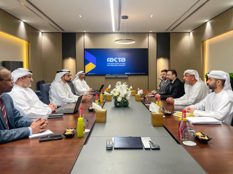 Ras Al Khaimah – His Excellency Eng. Esmaeel Hassan Al Baloushi, Director General of the Ras Al Khaimah Transport Authority, received a delegation from the Board of Trustees of the Emirates Scholar Center for Research and Studies. The delegation was led by Dr. Firas Habbal, President of the Center, alongside Dr. Fawaz Habbal, Director General and Dr. Yousef Al Ali, in the presence of several officials from the Authority.