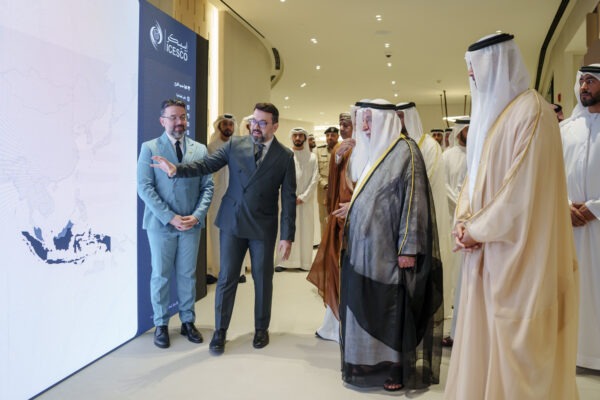 حاكم الشارقة يتطلع على المنصة البحثية لمركز باحثي الإمارات للبحوث والدراسات 4 Emirates Scholar Platform