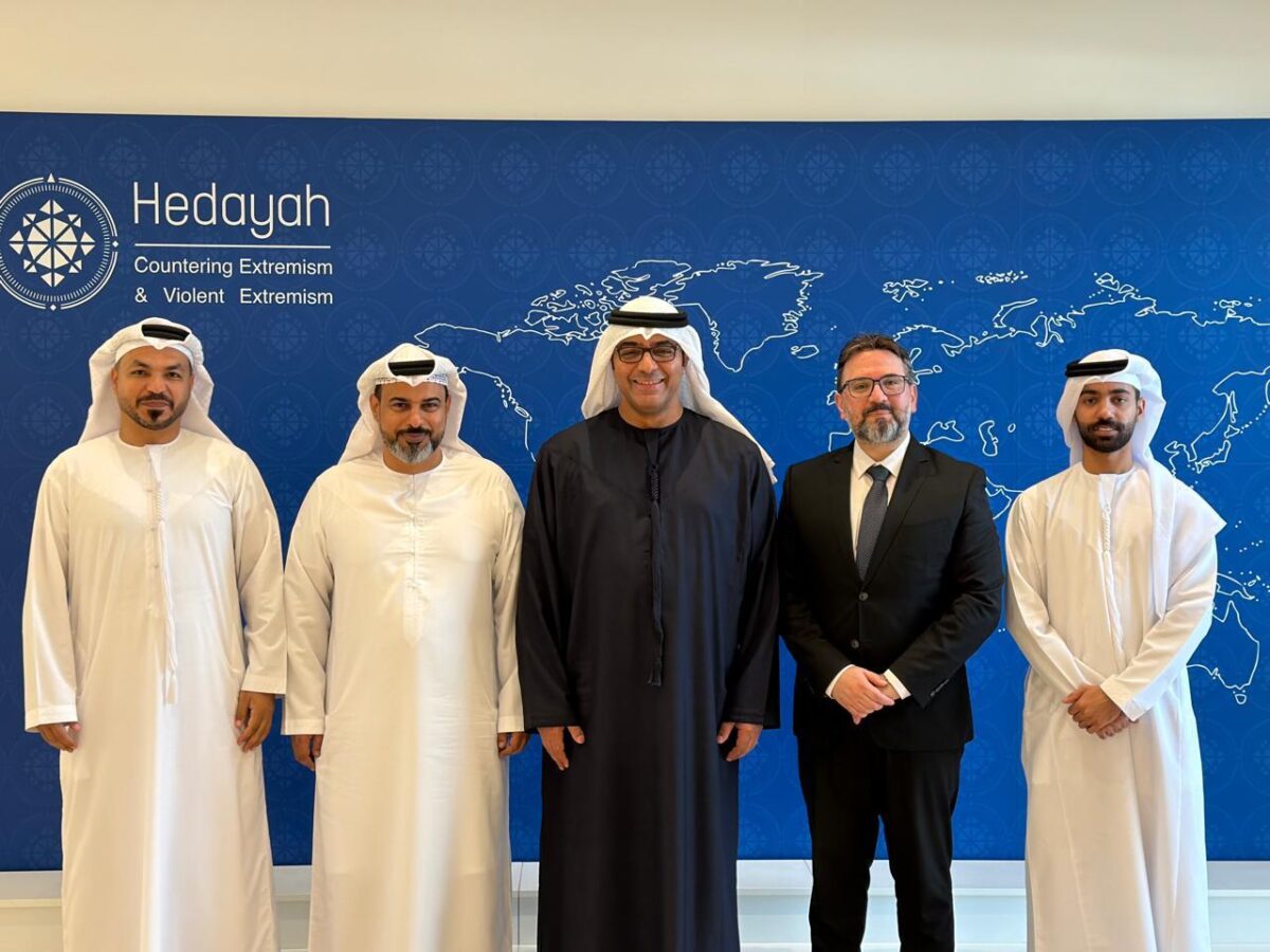 استقبل ​​ سعادة مقصود كروز، رئيس مجلس إدارة مركز هداية الدولي للتميز في مكافحة التطرف والتطرف العنيف، وفد من مجلس أمناء مركز باحثي الإمارات للبحوث والدراسات، لبحث التعاون البحثي المشترك وتطوير آليات البحث العلمي. وفي إطار ذلك تم التأكيد على أهمية تكامل الأدوار بين المؤسسات البحثية المتخصصة، حيث ركزت المناقشات على بناء شراكات استراتيجية تسهم في دعم الإنتاج العلمي وتطويره، بما يتماشى مع المعايير العالمية المعتمدة في النشر الأكاديمي وإبراز المخرجات البحثية في المكتبات والمنصات العلمية الدولية.